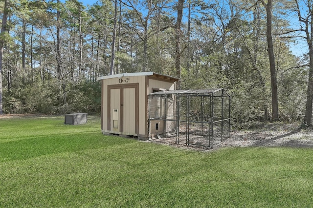 view of outdoor structure featuring a yard