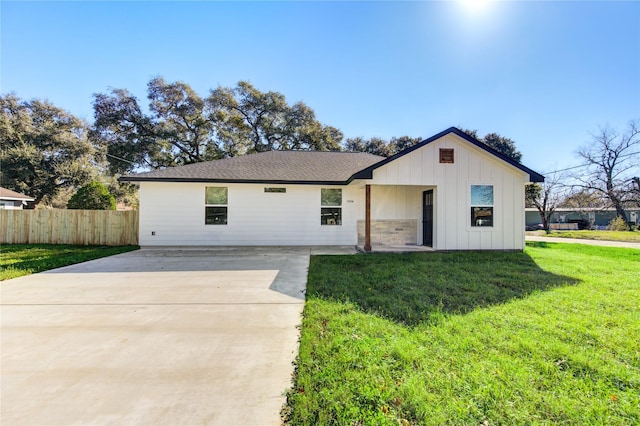 view of front of house featuring a front lawn