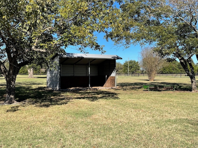 view of yard with an outbuilding