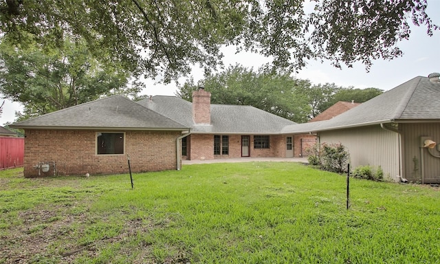 back of house featuring a lawn