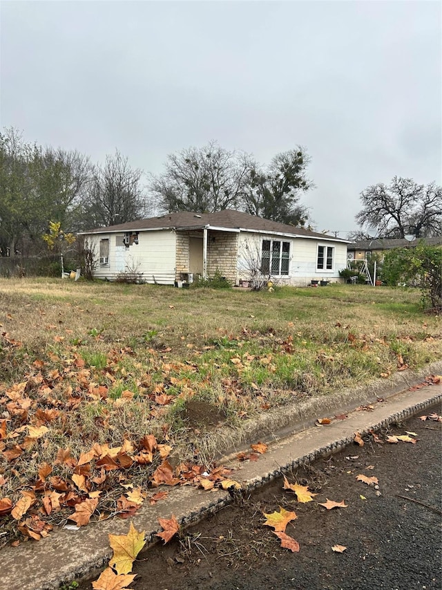 view of front of property featuring a front yard