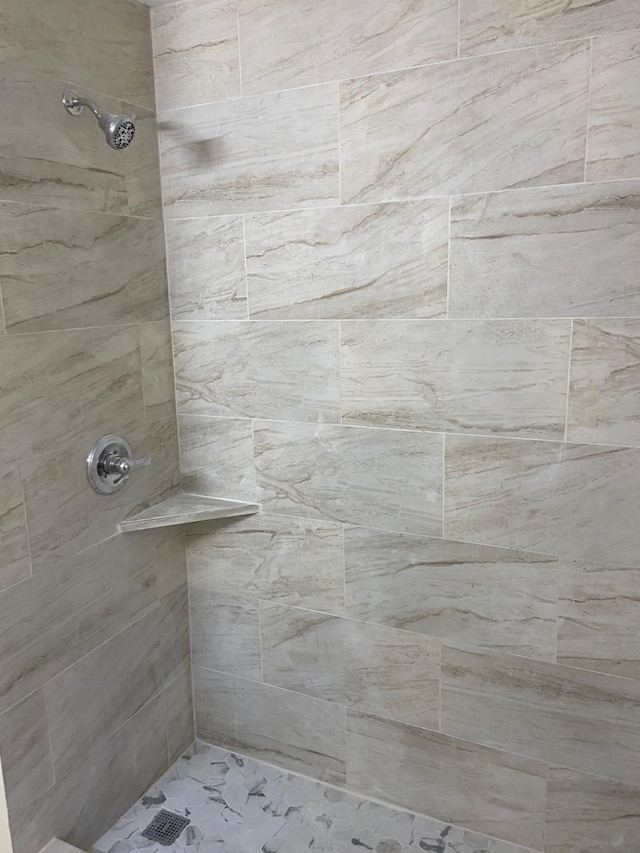 bathroom featuring a tile shower