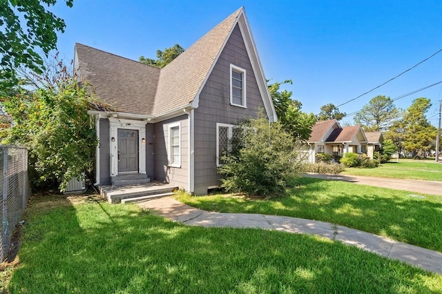 view of front of property featuring a front yard