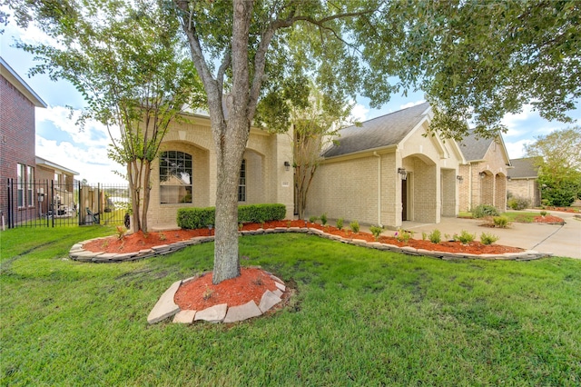 view of front of property featuring a front lawn