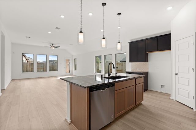 kitchen featuring ceiling fan, a kitchen island with sink, sink, light hardwood / wood-style flooring, and dishwasher