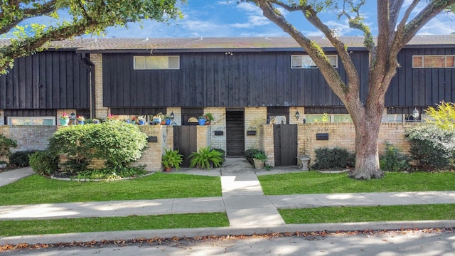 view of property featuring a front yard