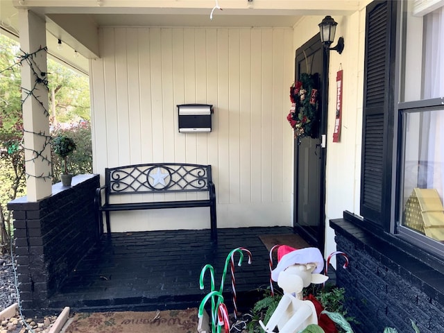 property entrance with covered porch