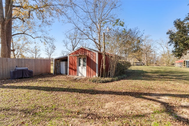 view of yard featuring a storage unit