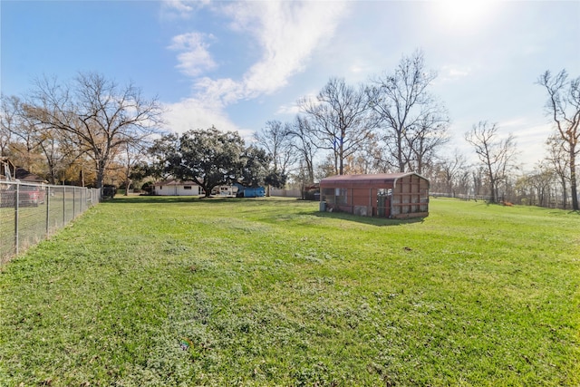 view of yard featuring an outbuilding