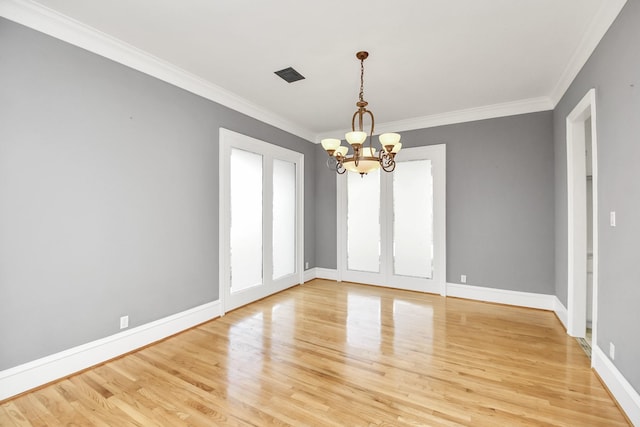 unfurnished room with light wood-type flooring, crown molding, and an inviting chandelier