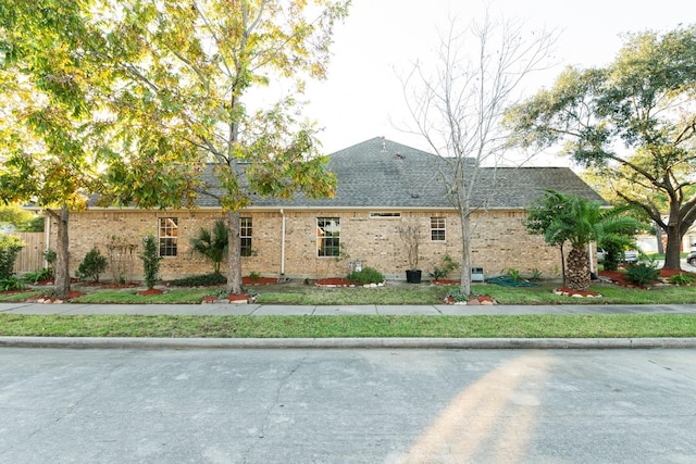 view of front of property featuring a front yard