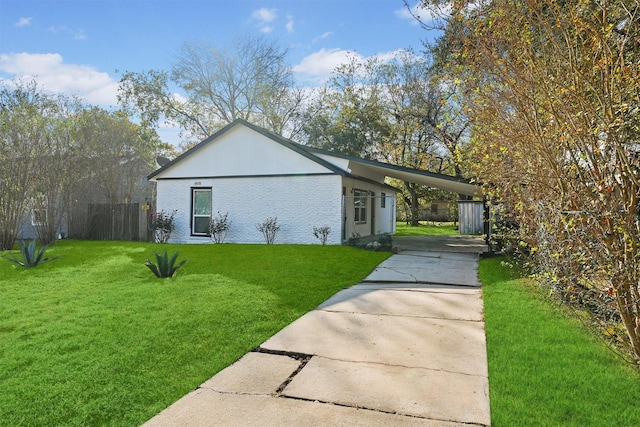 view of front of house featuring a front yard and a carport