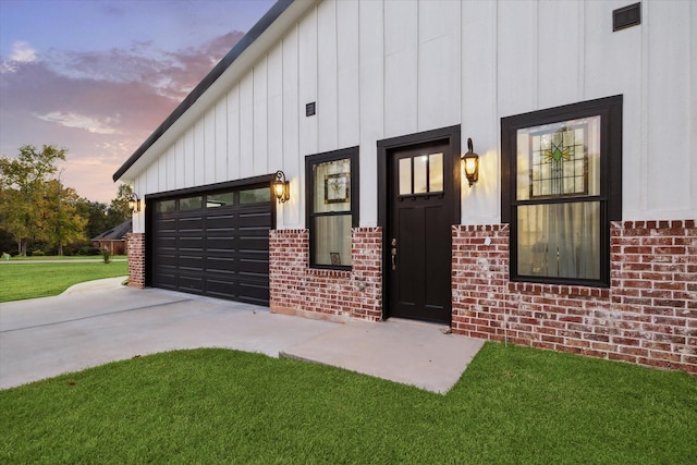 view of front of house featuring a yard and a garage