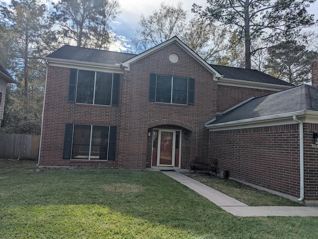 view of front of property featuring a front lawn