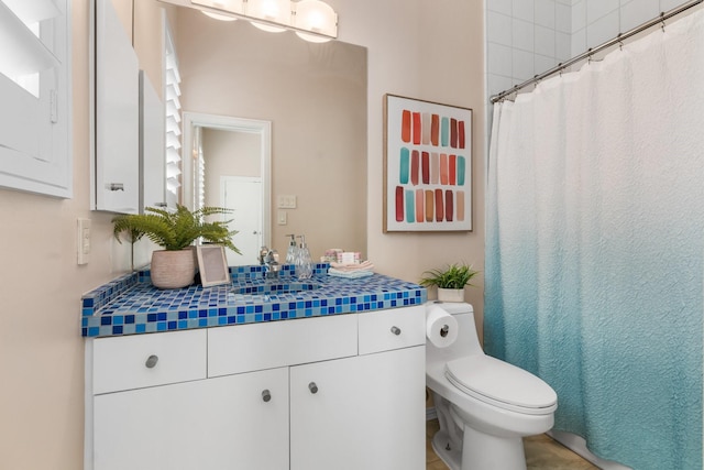 bathroom with a shower with curtain, vanity, and toilet