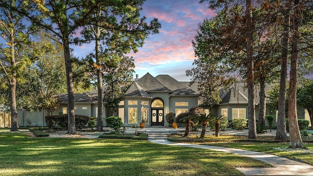 view of front of home featuring a lawn