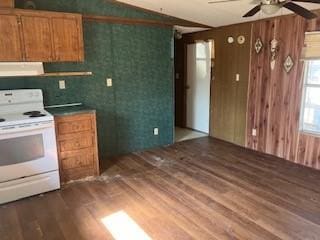 kitchen featuring hardwood / wood-style floors, lofted ceiling, exhaust hood, ceiling fan, and white electric range oven