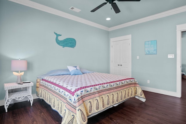 bedroom with hardwood / wood-style floors, a closet, ceiling fan, and ornamental molding