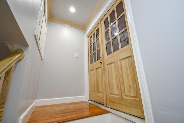 entryway featuring ornamental molding