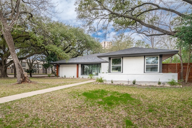 view of front of property with a front yard