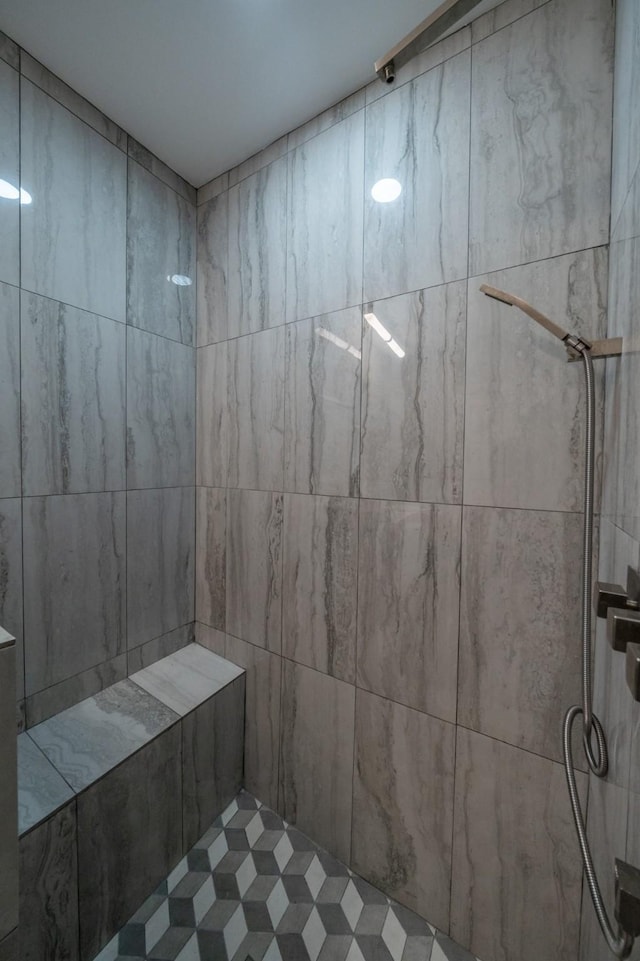 bathroom featuring tiled shower