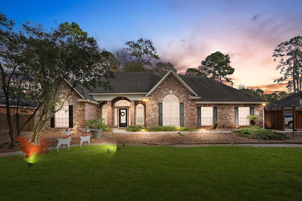 view of front of home featuring a yard