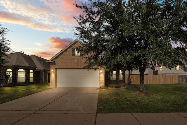 view of front of property featuring a yard