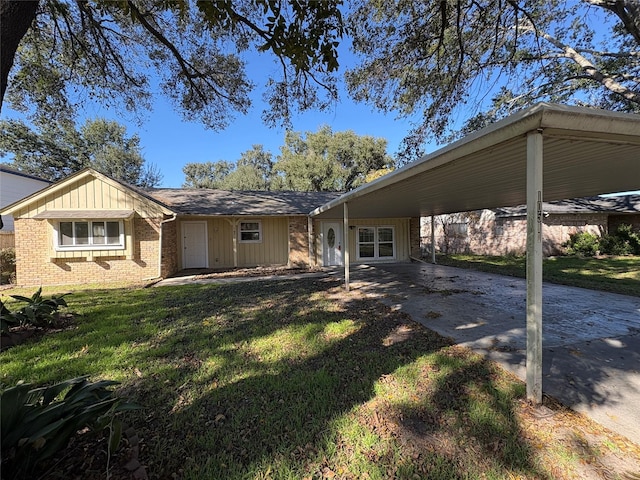 view of front of home with a front yard and a carport