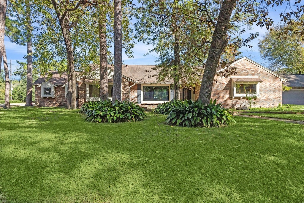 view of front of property with a front yard