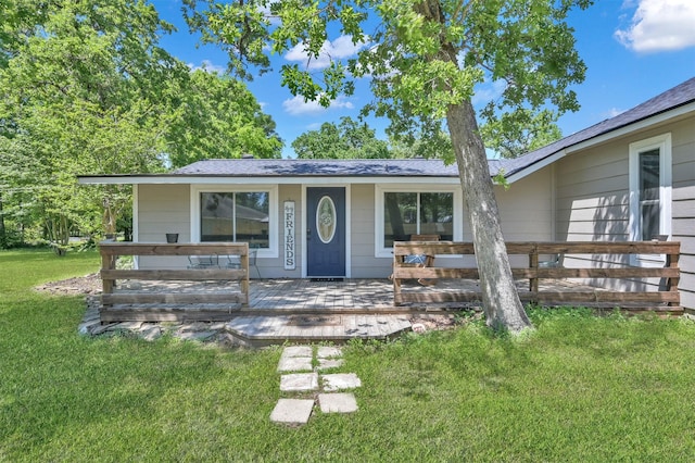 view of front facade with a porch and a front yard