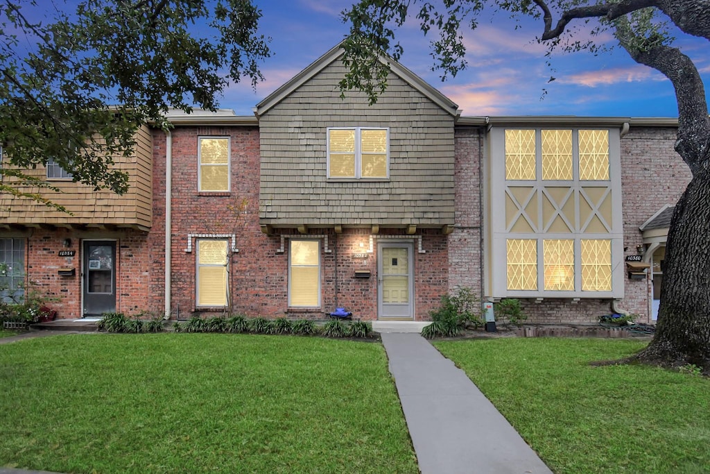 10382 Hammerly Blvd, Houston, TX 77043 - view of front of home with a yard