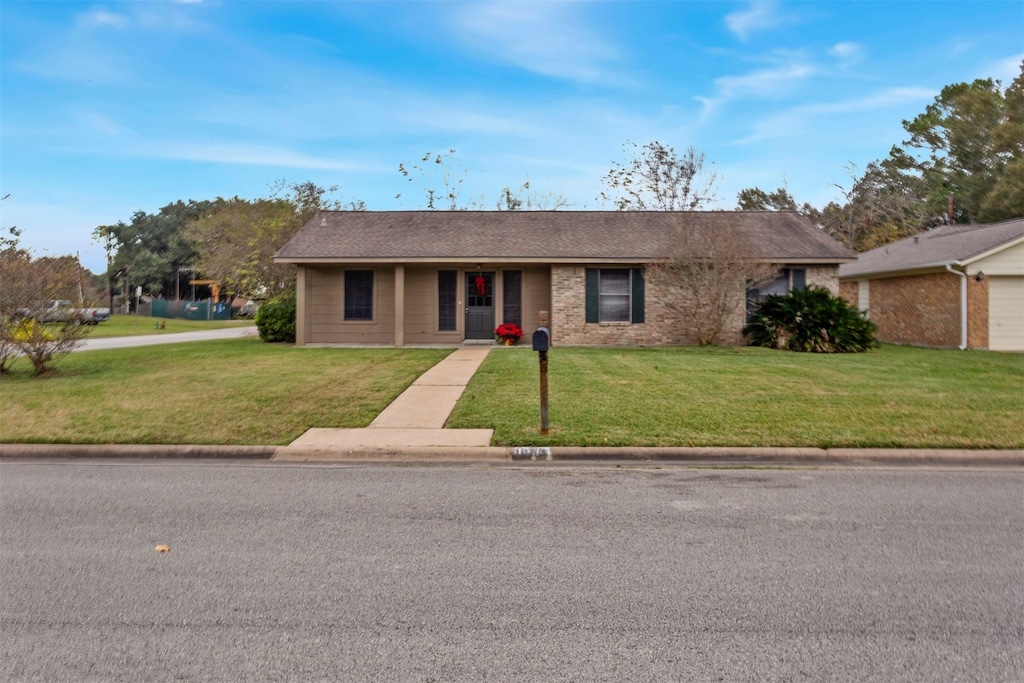 ranch-style house featuring a front yard