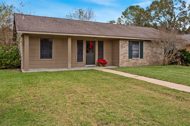 single story home with a front lawn