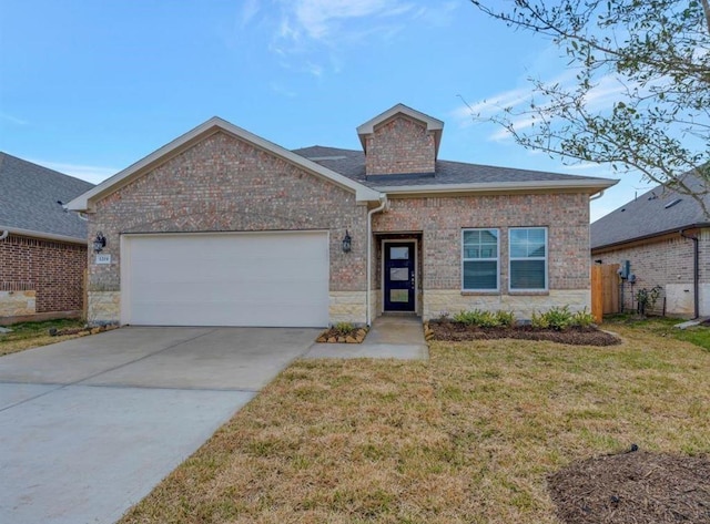 view of front of property featuring a front yard and a garage