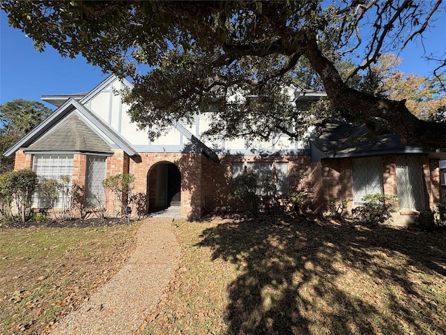 view of front facade with a front lawn