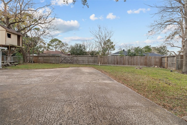 view of yard with a patio area