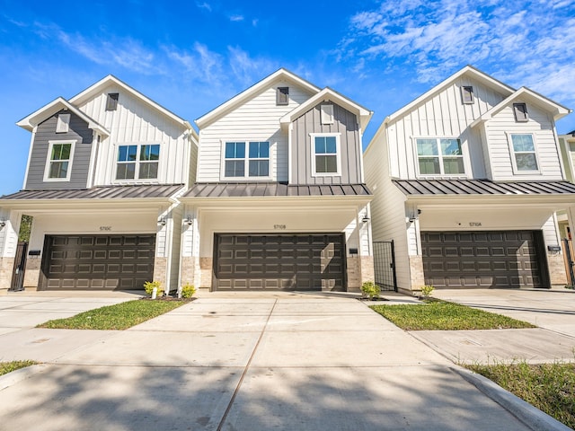 view of front facade featuring a garage