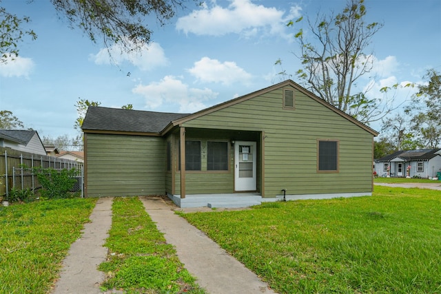 view of front of house featuring a front yard