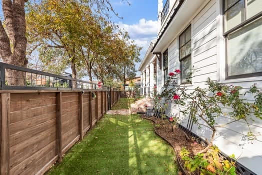 1148 Nicholson St, Houston, TX 77008 - view of yard with fence