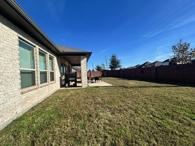 view of yard featuring a patio area