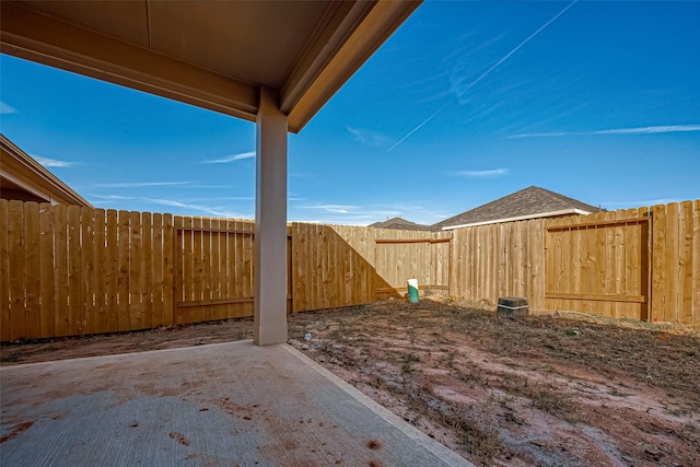 view of yard featuring a patio