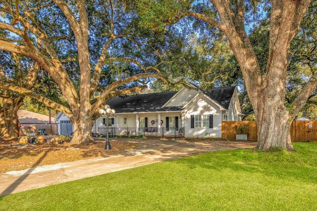 single story home featuring a front lawn