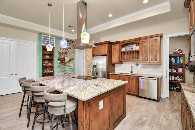 kitchen featuring a center island, stainless steel appliances, hanging light fixtures, and sink