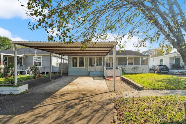 view of front of property featuring a front lawn and a porch