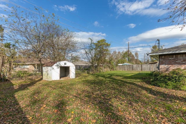 view of yard featuring a shed