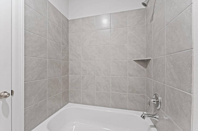 bathroom with tiled shower / bath