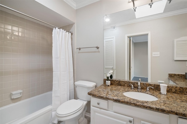 full bathroom featuring shower / bath combo with shower curtain, toilet, vanity, and ornamental molding