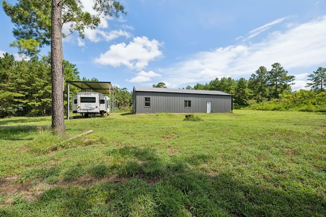 view of yard with an outbuilding