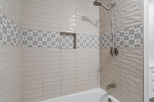 bathroom featuring tiled shower / bath