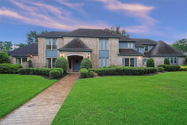 view of front of house featuring a yard